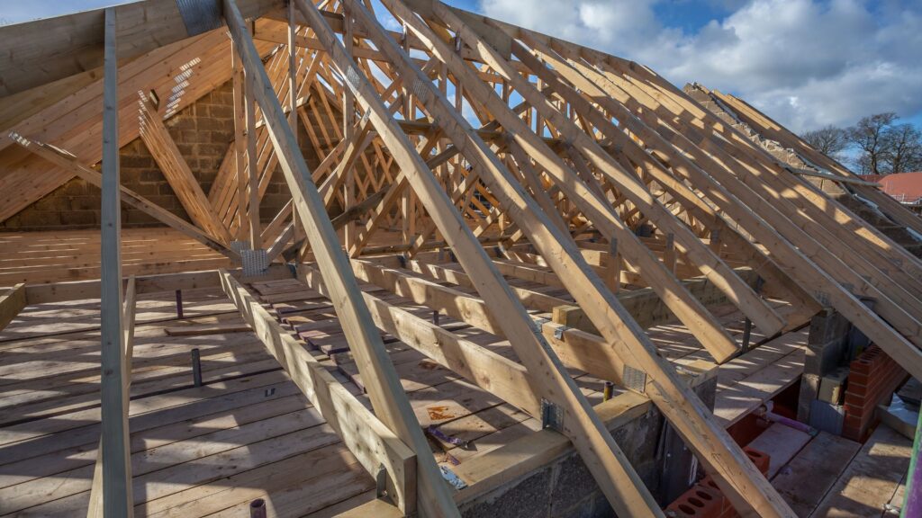 Main d'œuvre pour la toiture de votre maison.