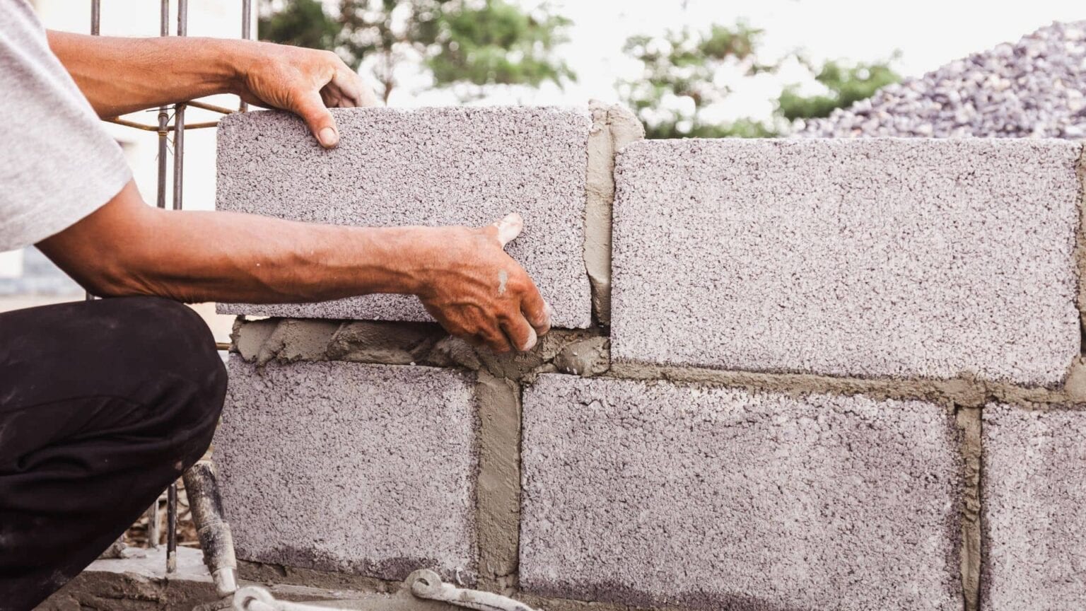 Chantier ravalement façade en Provence par Les Maisons Vertes Provençales