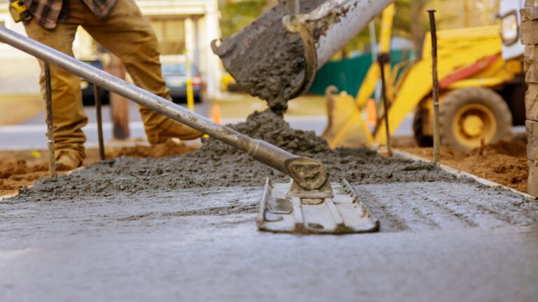Coulage de dalle béton 20 m² ferraillée pour fondation maison · LMVP Marseille