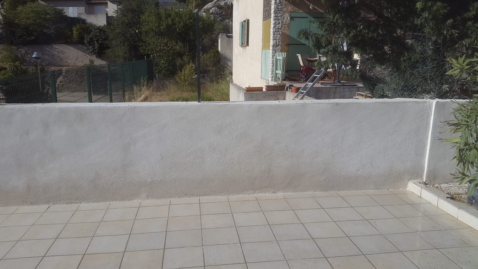 Terrasse et muret enduits terminés sur un chantier en Provence
