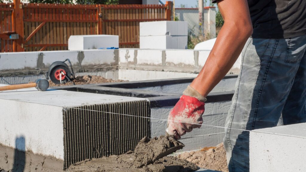 Construction d'un mur en béton cellulaire.