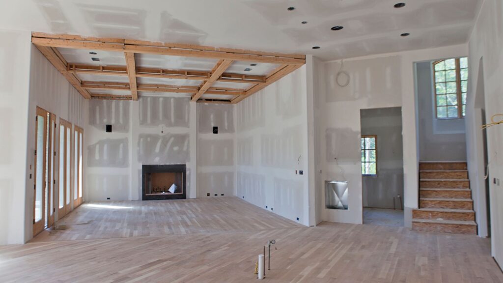 Travaux de construction en intérieur. Maison à étage.