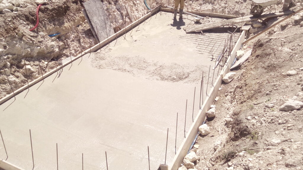Pose de dalle béton aux abords d'une piscine à Marseille — terrasse réglée en crypto ou en euros par Les Maisons Vertes Provençales