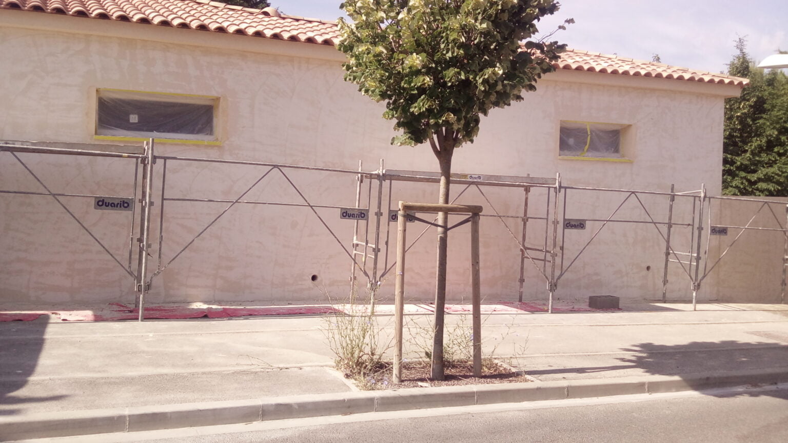 Chantier de construction de maison clés en main mené par un maître artisan en Provence