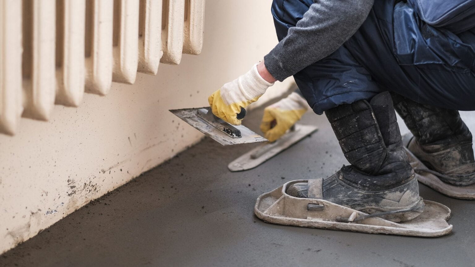Ouvrier entrain de couler une dalle béton prix dalle béton 20m2