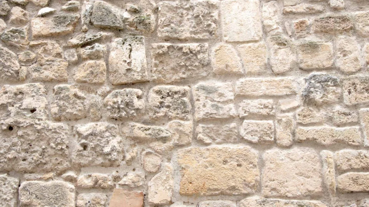 Parement d'un mur en pierre calcaire locale appareillé à la main en Provence