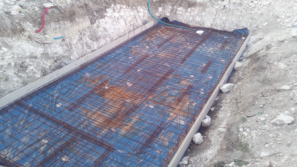 Ferraillage renforcé d'une piscine béton banché à Aubagne sur sol argileux — règlement crypto ou euros
