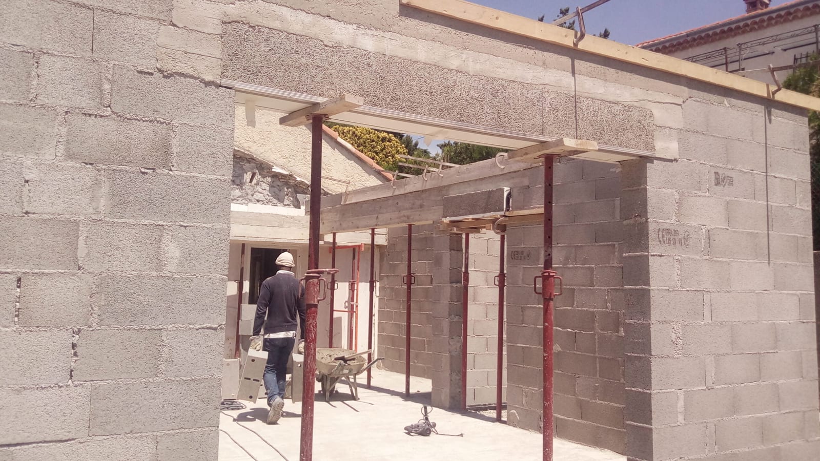 Structure de piscine béton montée en parpaings avant enduit d'étanchéité, chantier des Maisons Vertes Provençales