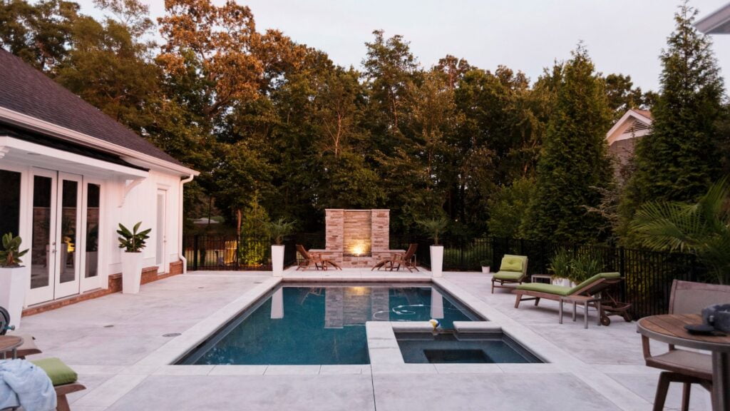 Piscine béton moderne salon de provence