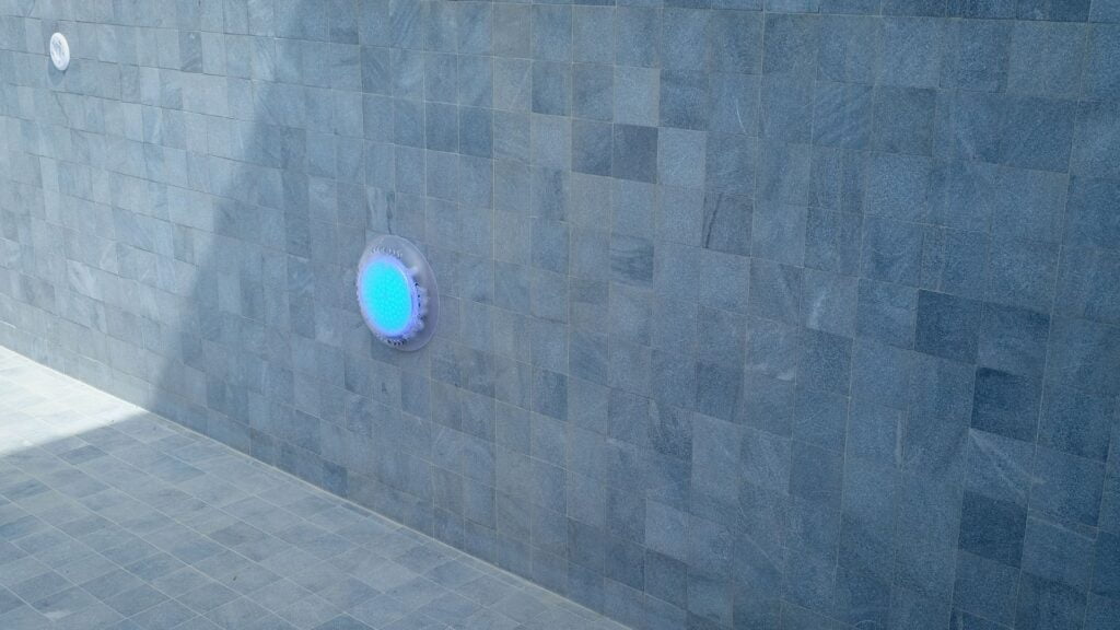 Faïence piscine béton salon de provence