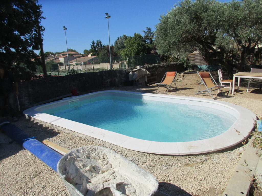 piscine béton salon