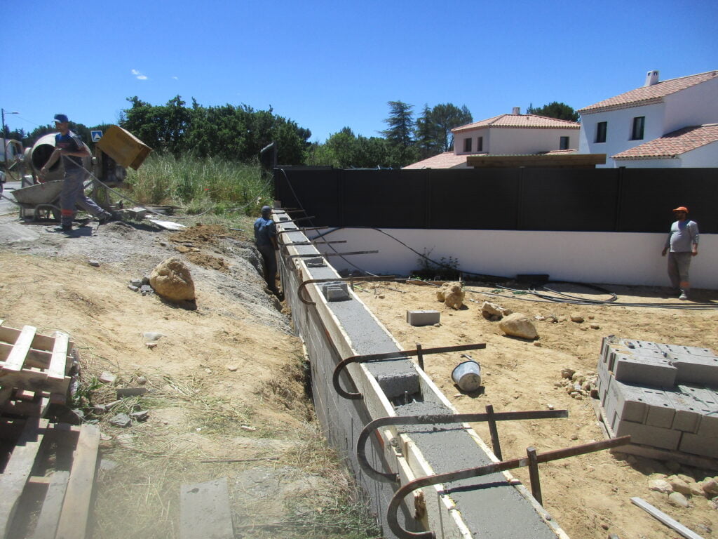 Mur monté au cordeau sur un chantier des Maisons Vertes Provençales