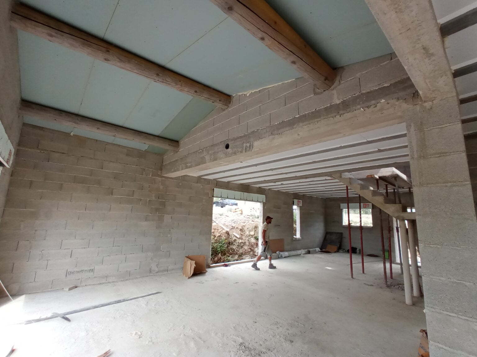 Travaux de maçonnerie en cours sur une villa à Lambesc