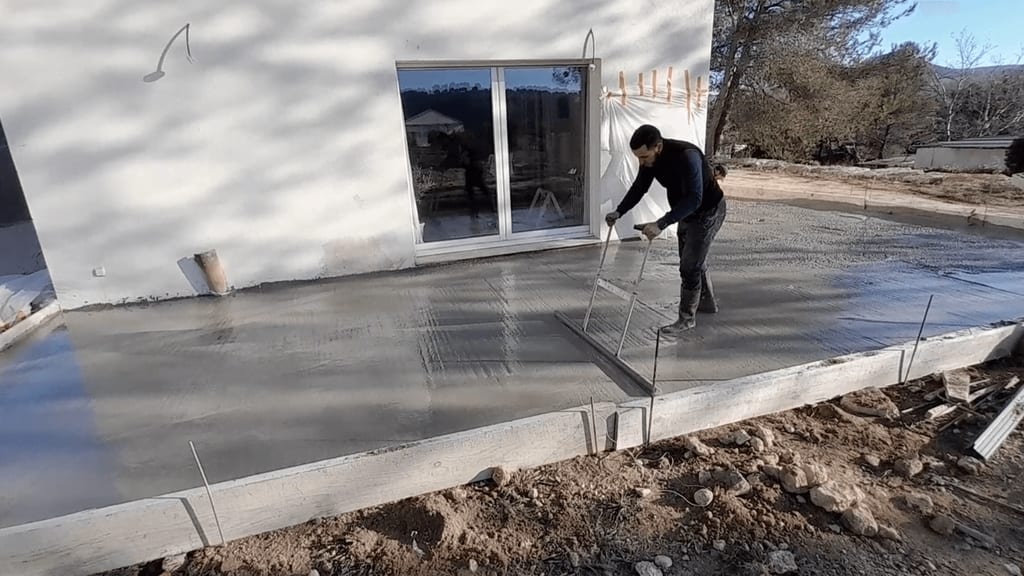 Coulage d'une dalle béton armé à Marseille — phase de ferraillage