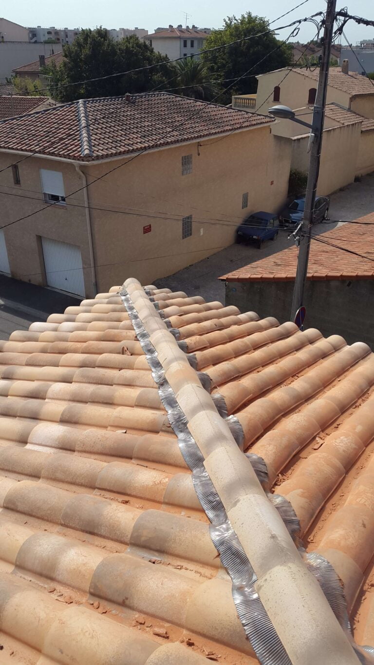 Intervention de réparation sur une toiture provençale à Aix-en-Provence