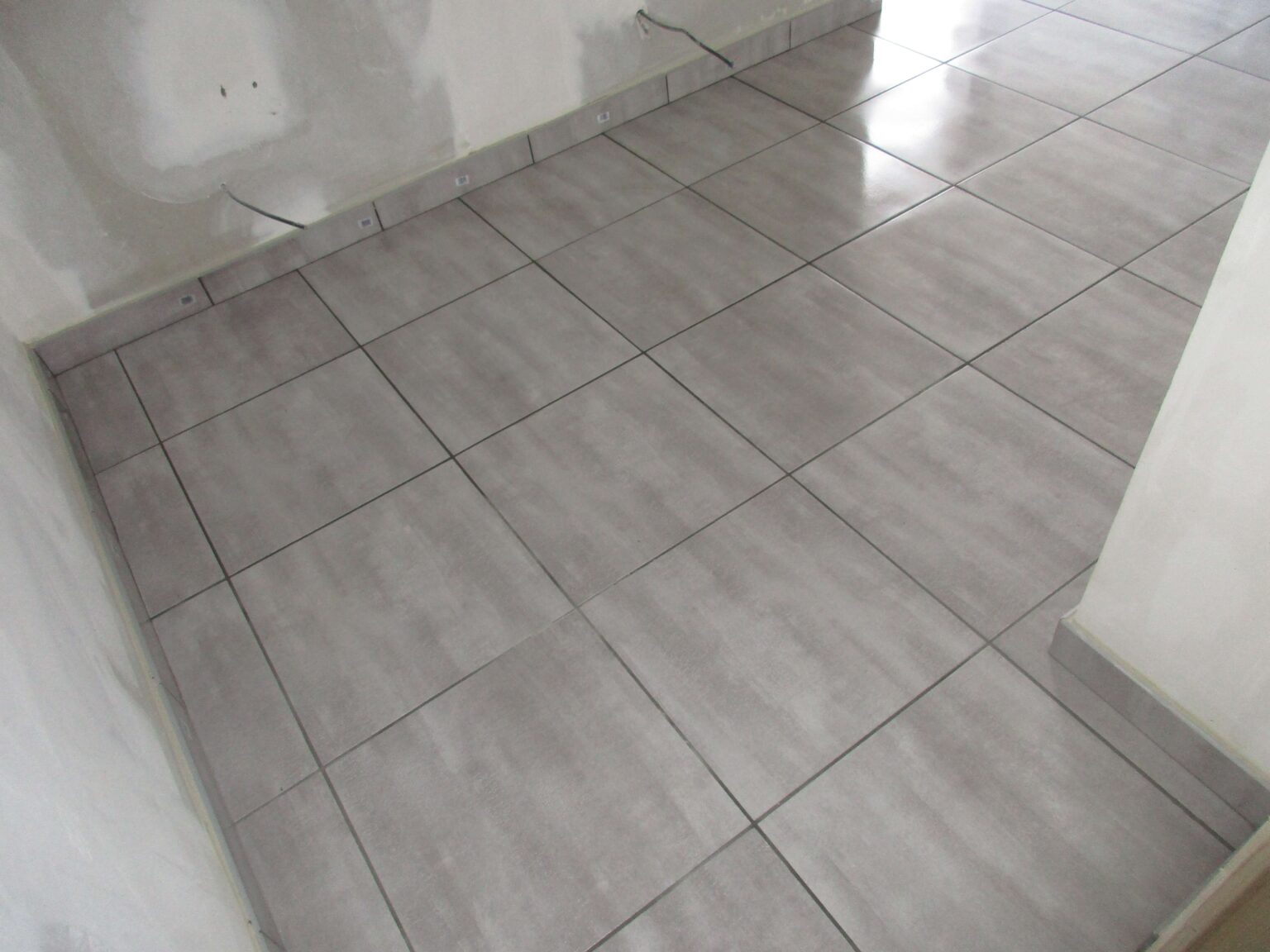 Pose de carrelage lors d'une rénovation à Martigues par Les Maisons Vertes Provençales