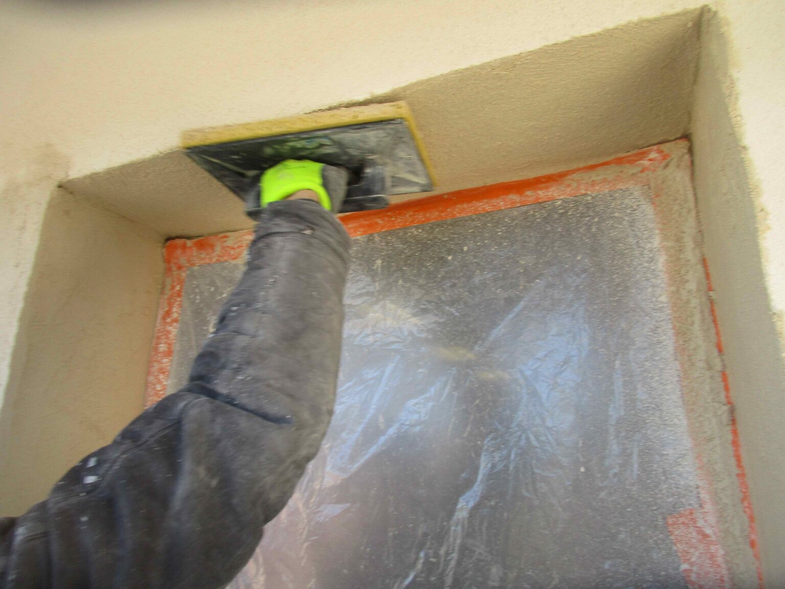 Chantier de rénovation d'appartement à Martigues avec pose de placo et reprise électrique