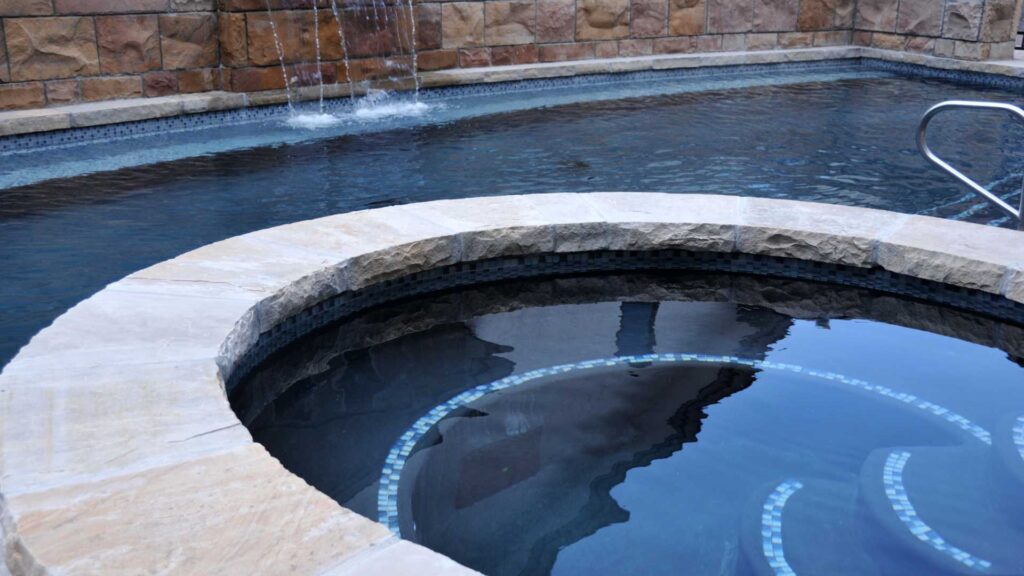 Plage design pour piscine béton