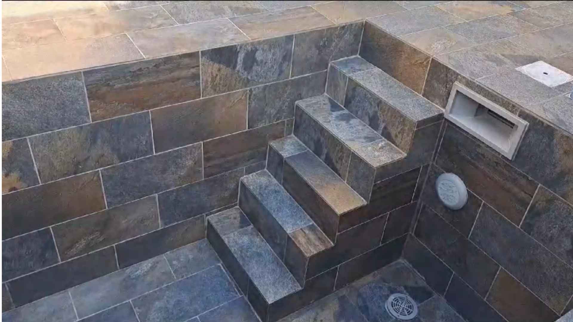 Marche pour piscine carrelées