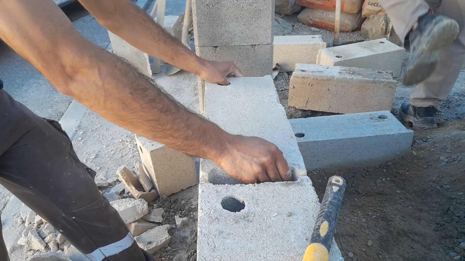 Un ouvrier qui manipule un agglo