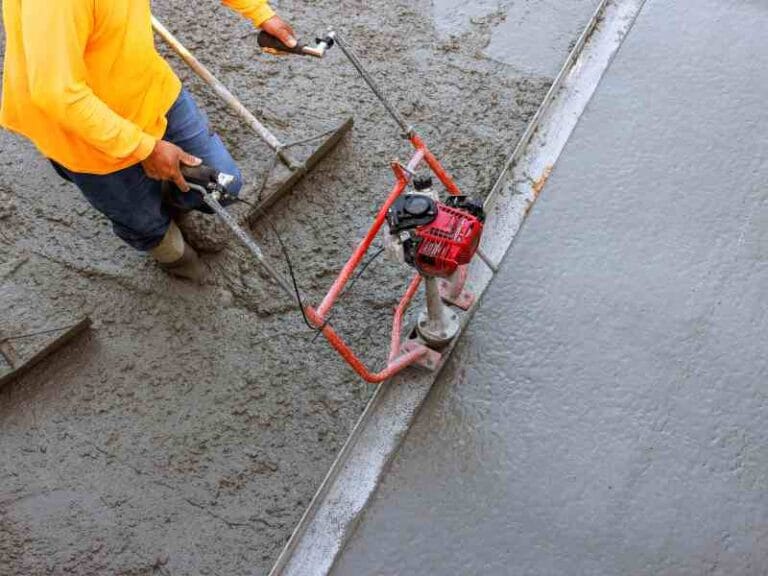 Artisan coulant une dalle béton sur un chantier de maçonnerie générale à Miramas