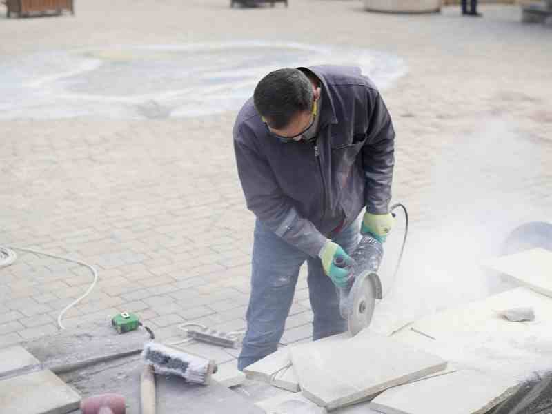 Ouvrier utilisant une meuleuse