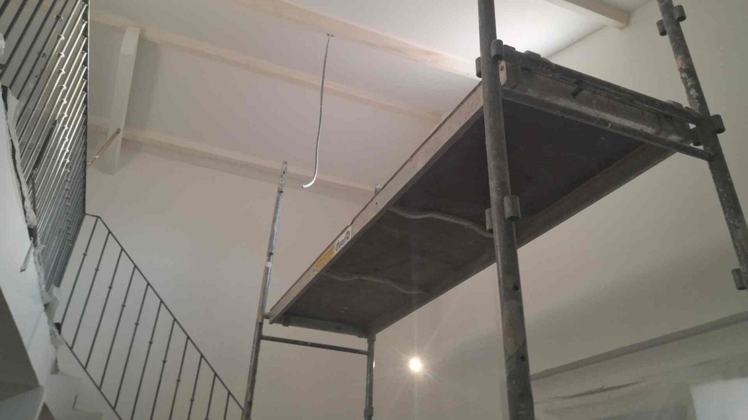 Échafaudage installé sur un chantier de rénovation en Provence