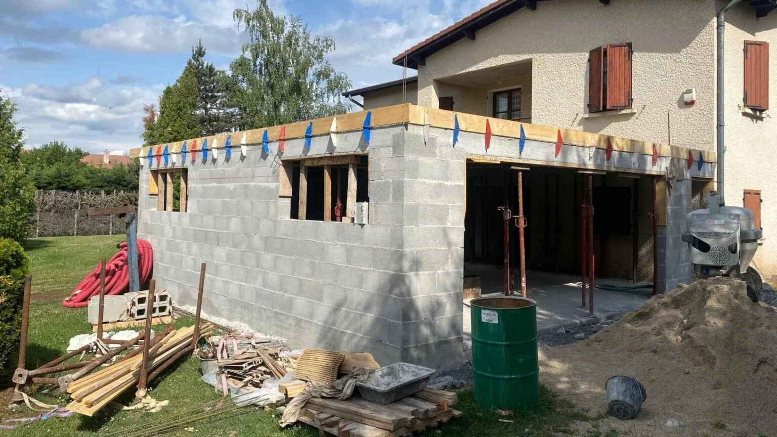Extension de maison de plain-pied en cours de gros œuvre — élévation parpaing B40, chaînages et toiture en préparation · chantier Les Maisons Vertes Provençales
