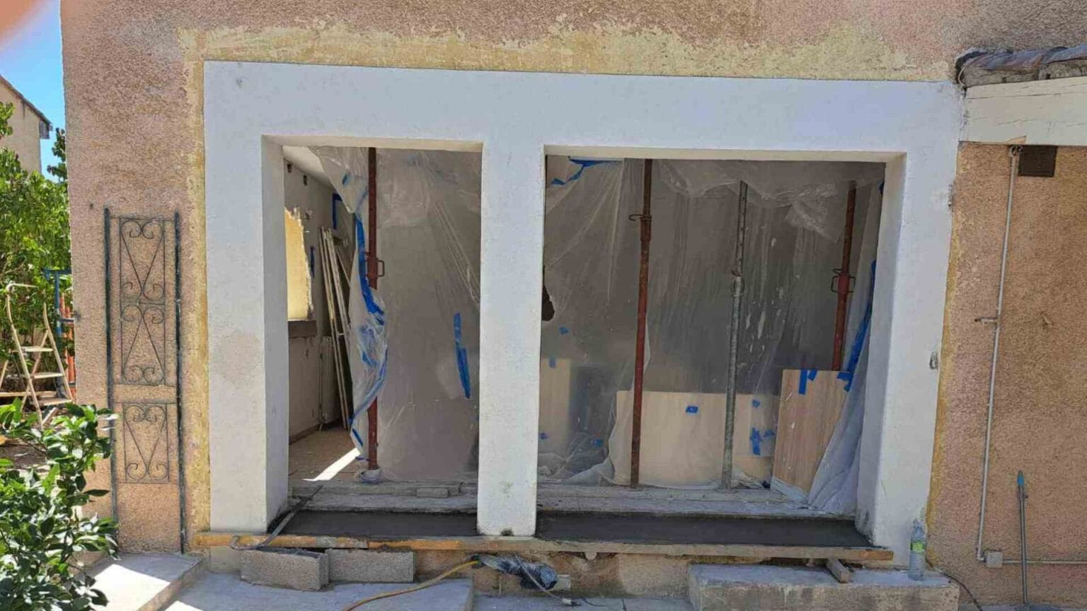 Finition d'un raccord de façade à la chaux après intervention de maçonnerie en Provence