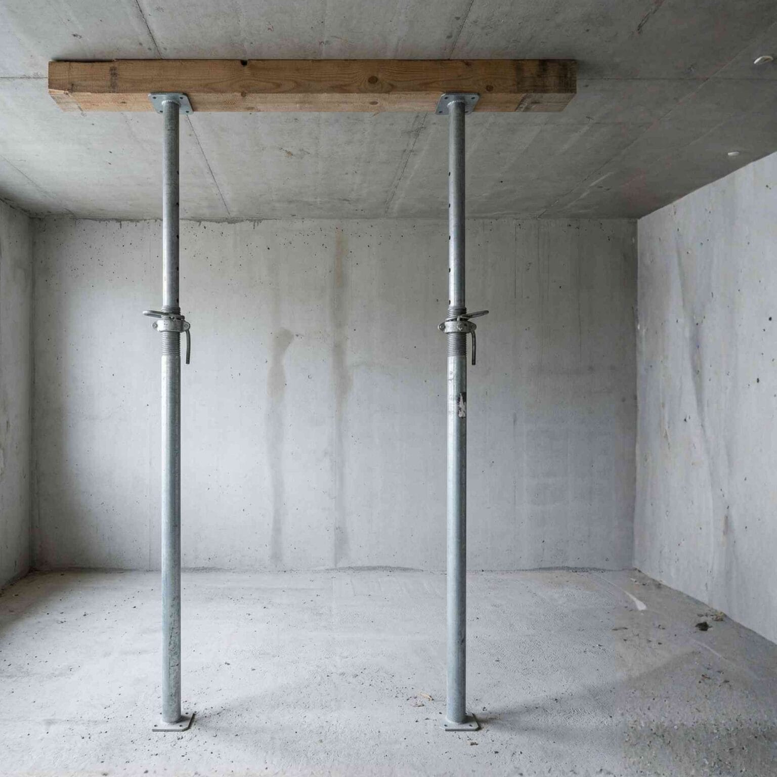 Étai de chantier soutenant un plafond pendant des travaux de structure