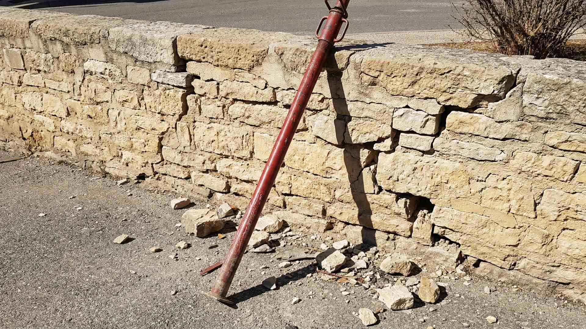 Etai métallique soutenant vieux muret