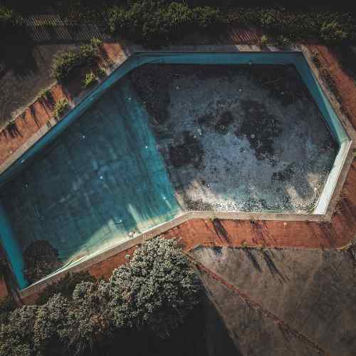 Piscine béton vue de drone