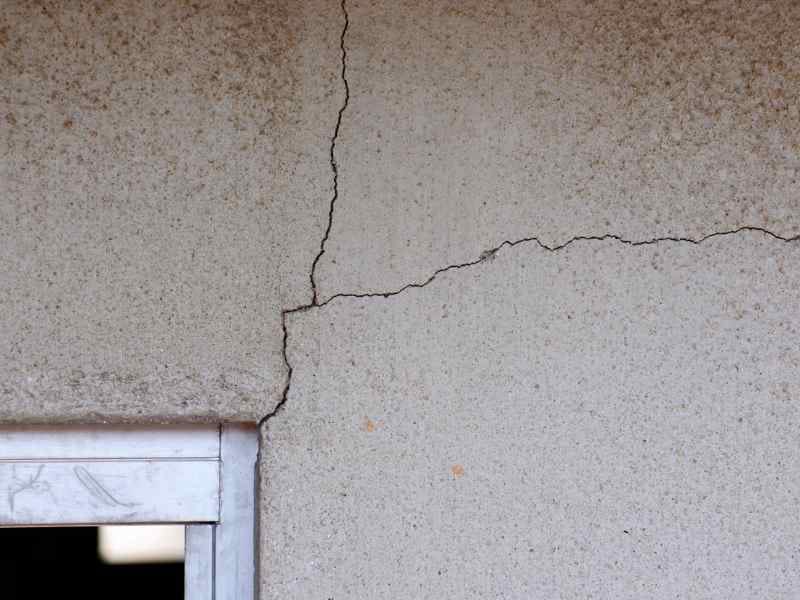 Fissure dans l'angle d'une fenêtre à Marseille