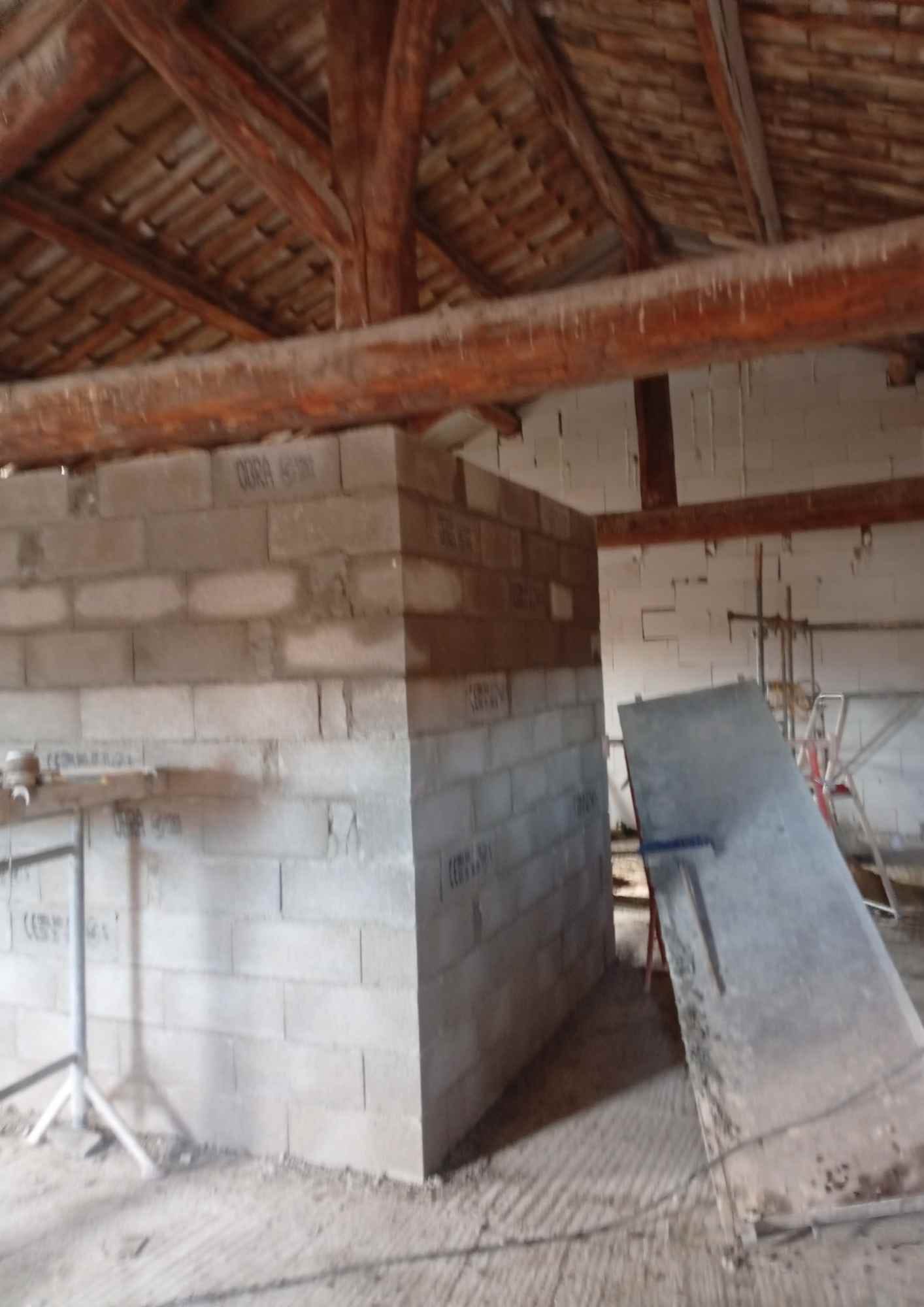 Construction de structures internes maçonnées et escaliers en béton