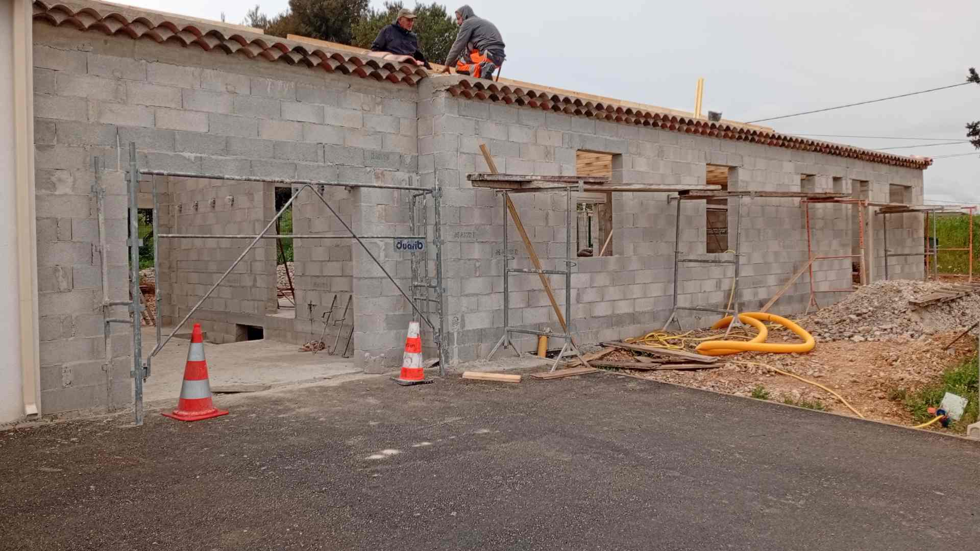 Vue avant de la maison achevée