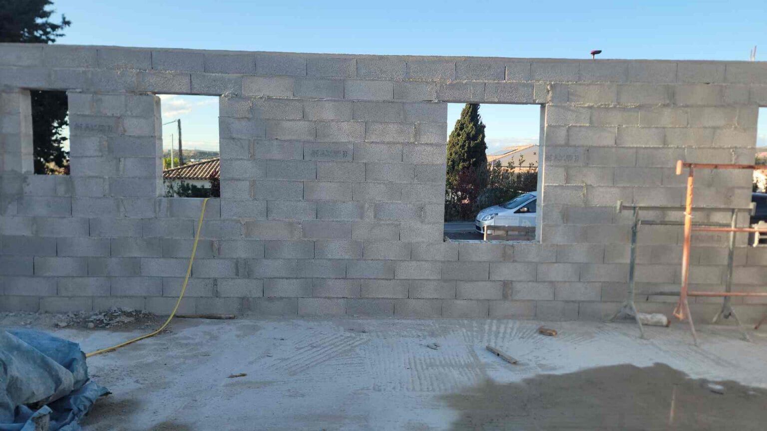 Murs en cours de construction sur un chantier des Maisons Vertes Provençales