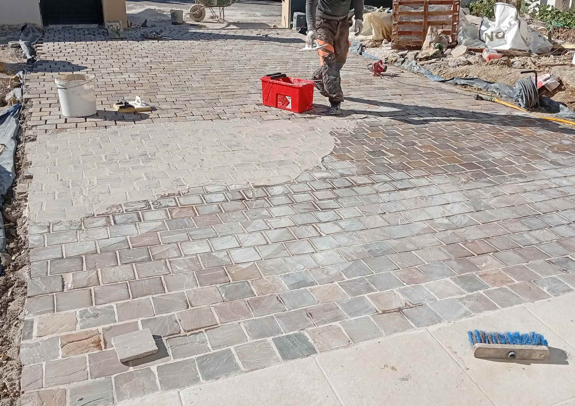 Pavé en cours de jointoiement — Marseille