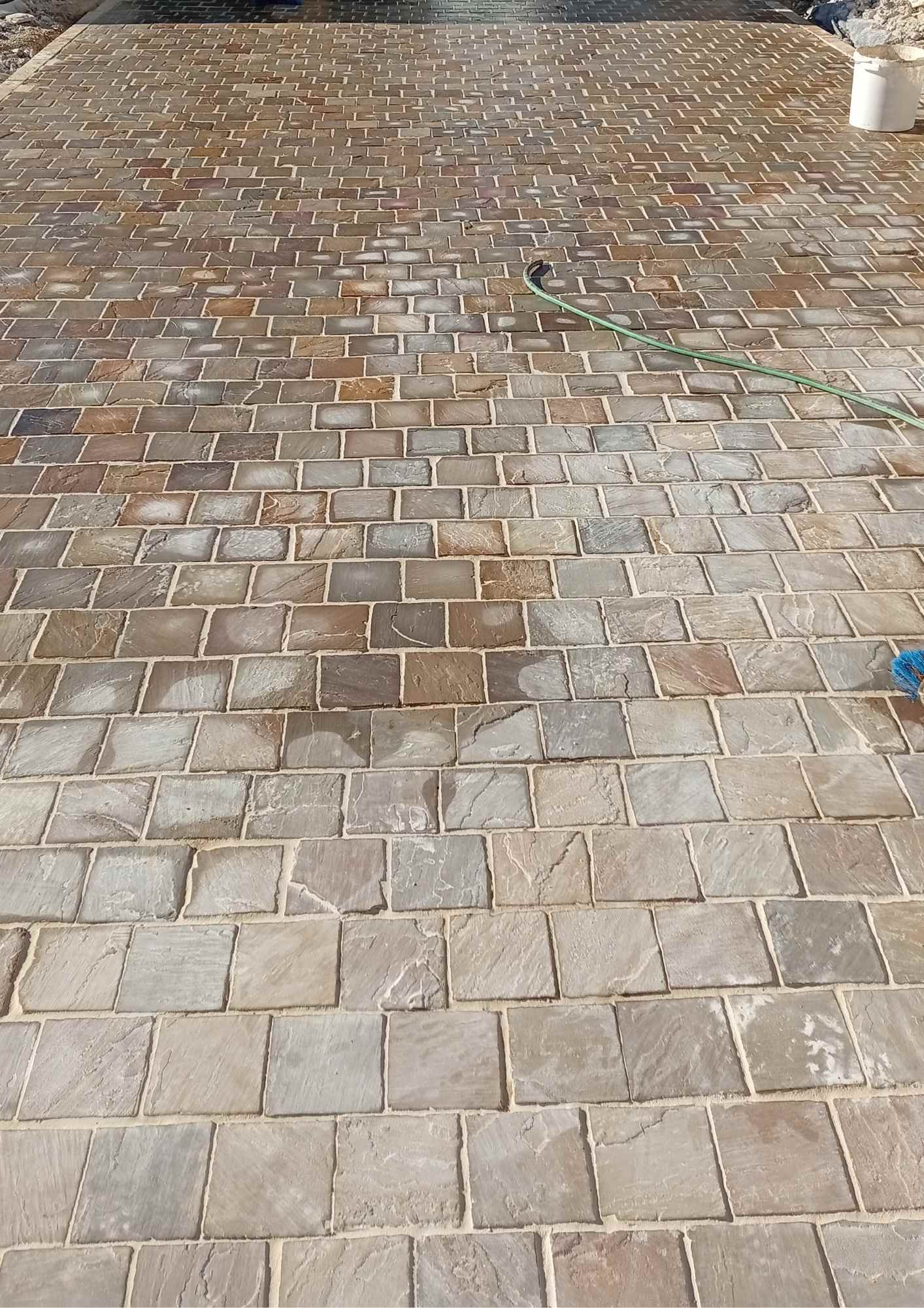 Pose pavé Marseille — vue finale avec portail intégré