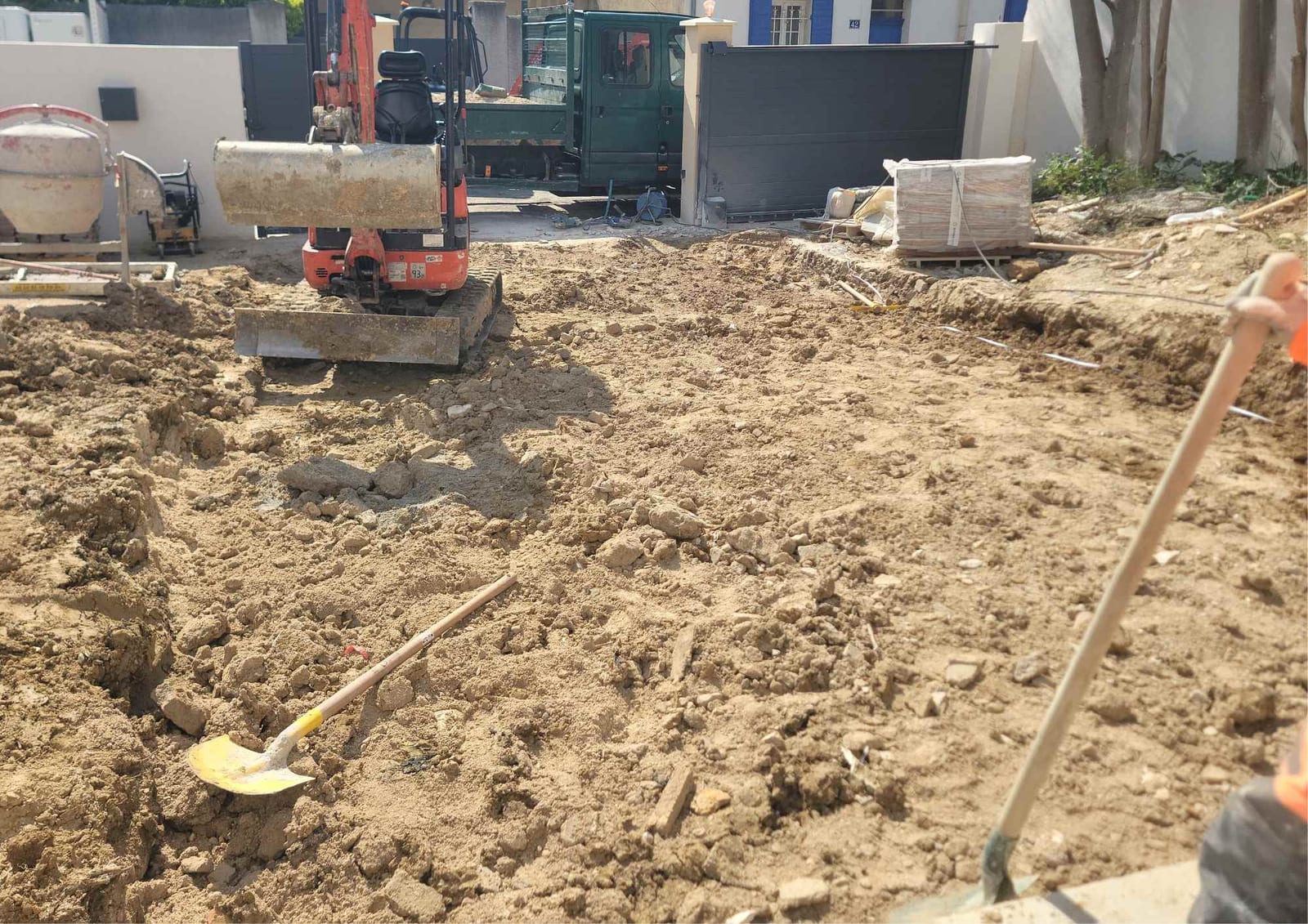 Terrain brut avant démarrage d'un chantier de pose de pavés à Marseille