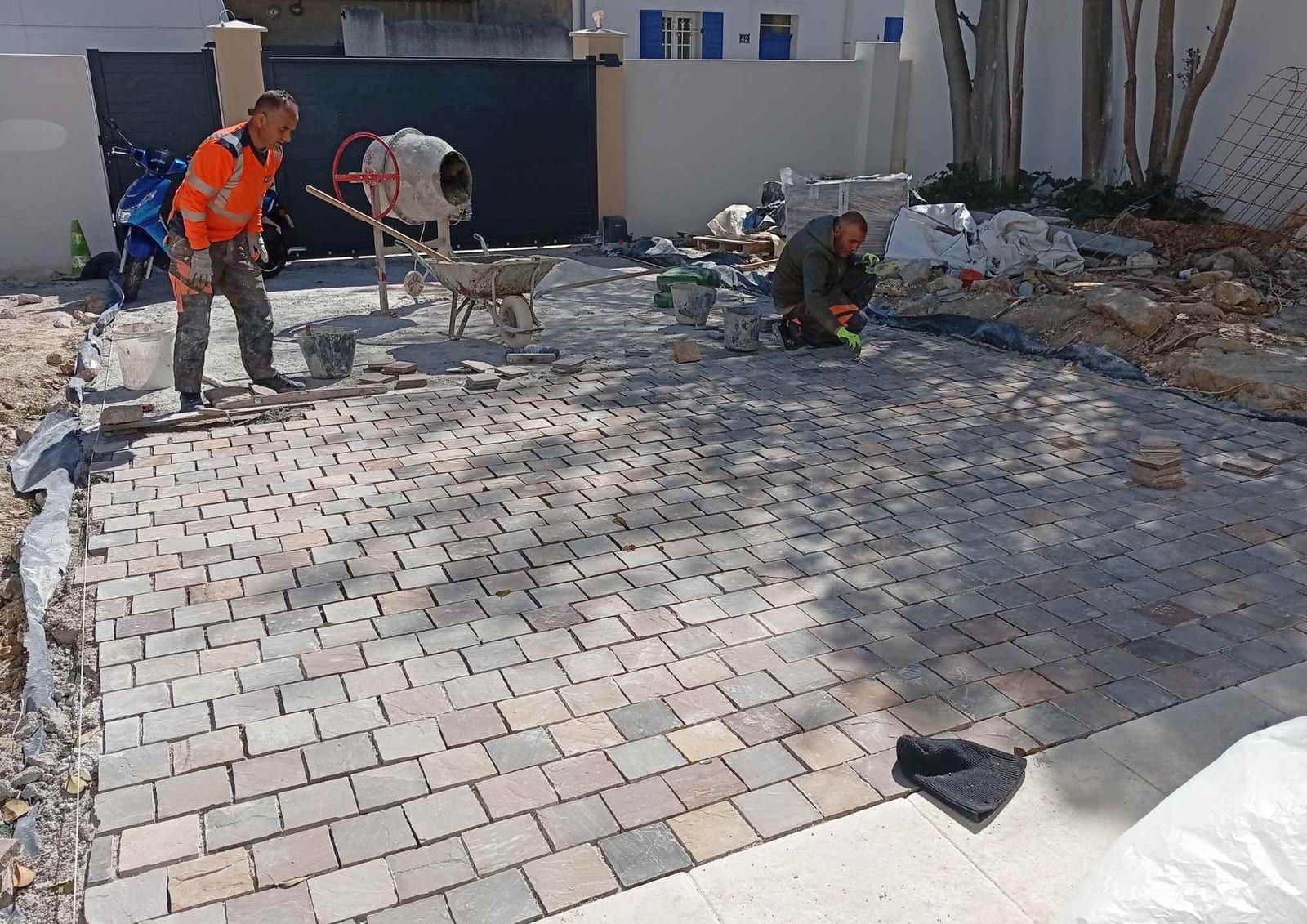 Allée d'accès terminée après coulage et finition du béton