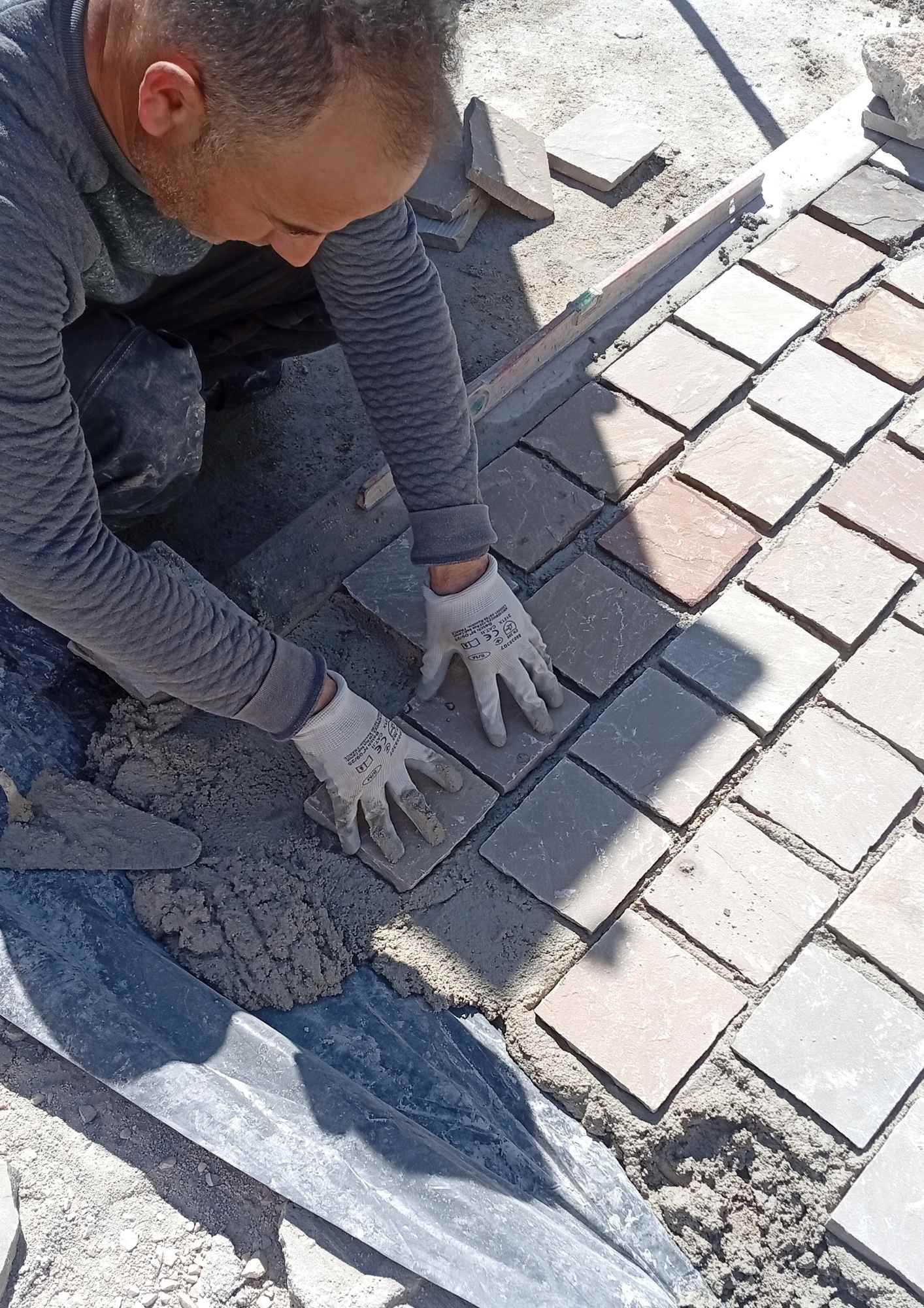 Artisan posant des pavés à Marseille — chantier en cours