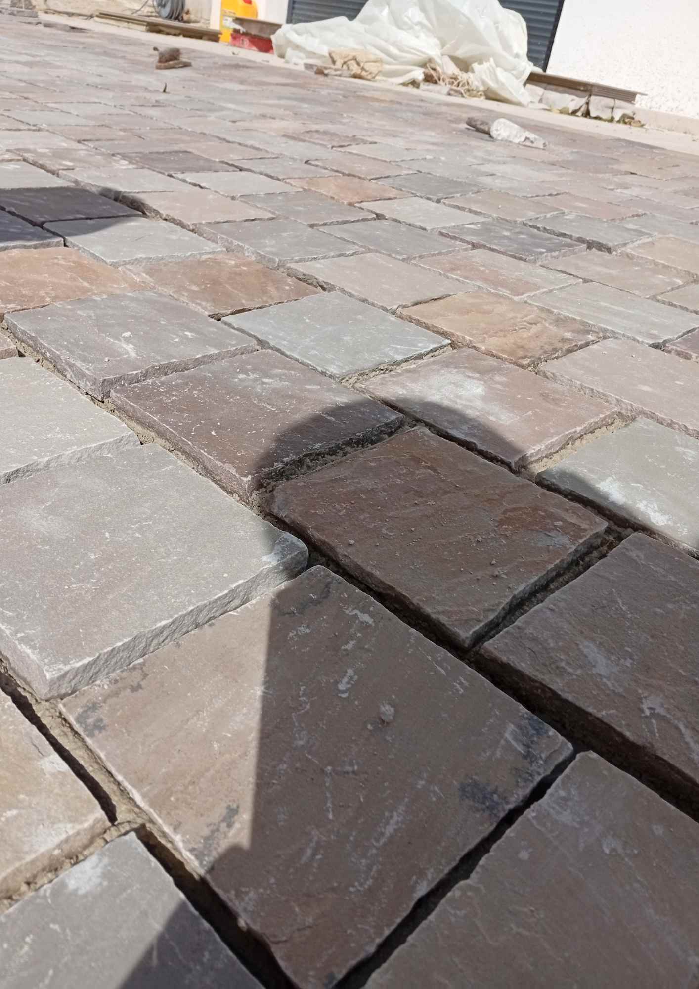 Vue rapprochée pavé posé à Marseille — qualité de finition