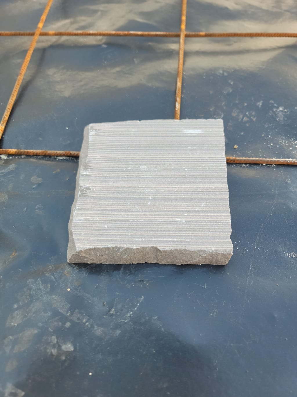 Pavé clivé bord brut sur film polyane — validation finition
