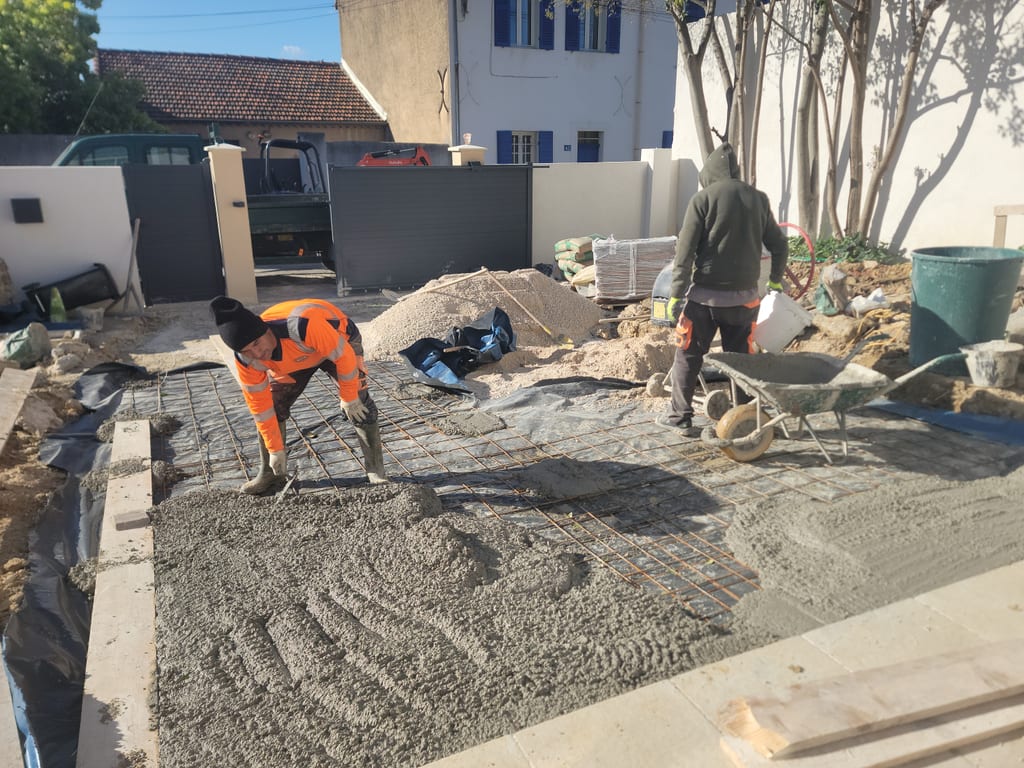 Équipe LMVP en cours de coulage béton — fond de forme + ferraillage Saint-Barnabé 13012