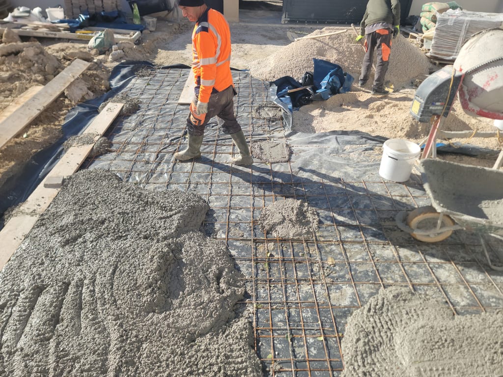 Pose d'une allée pavée sur notre chantier de Saint-Barnabé, à Marseille