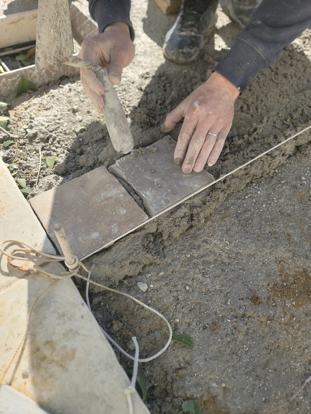 Pose d'une allée pavée sur notre chantier de Saint-Barnabé, à Marseille