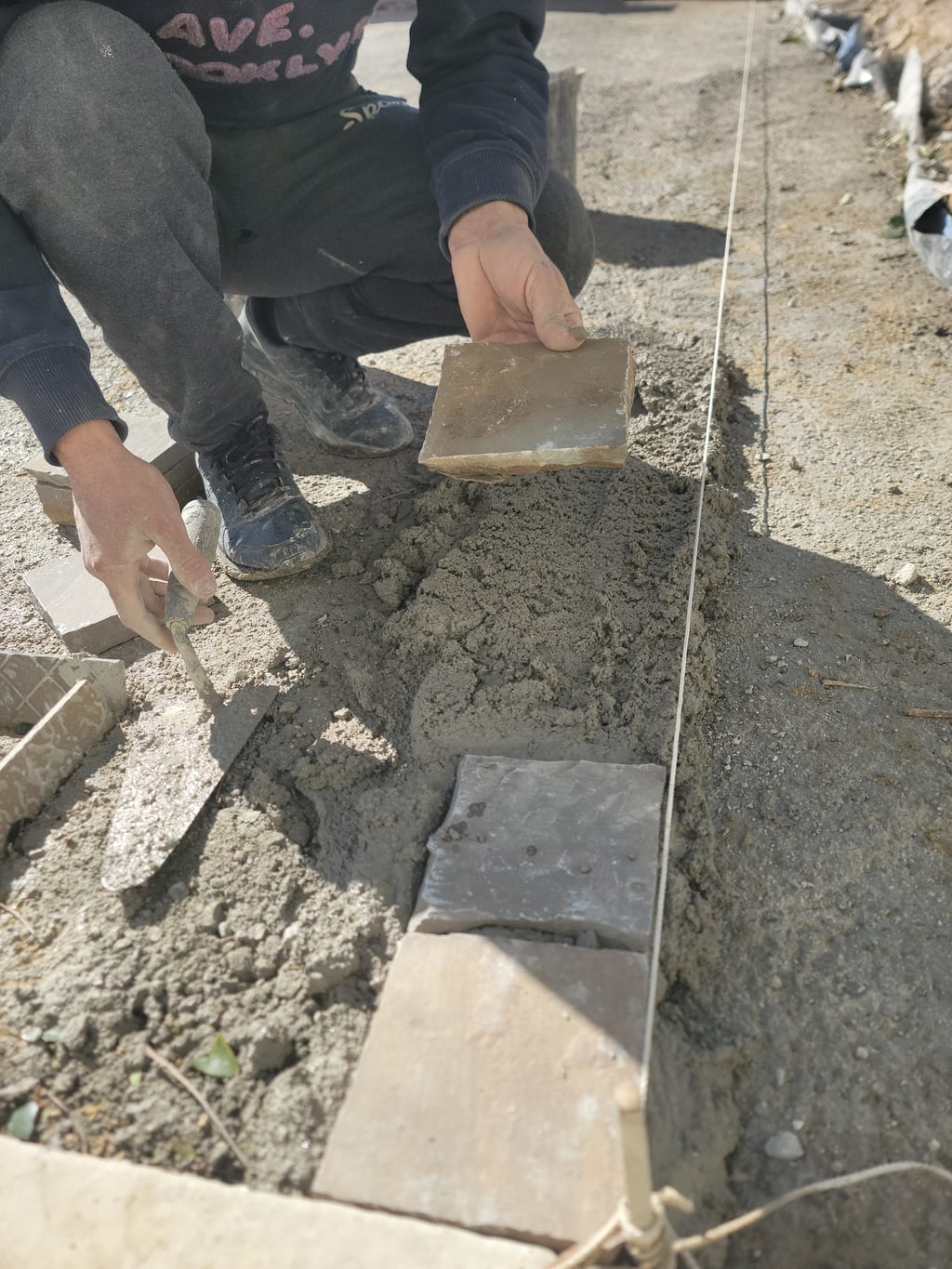Pose d'une allée pavée sur notre chantier de Saint-Barnabé, à Marseille