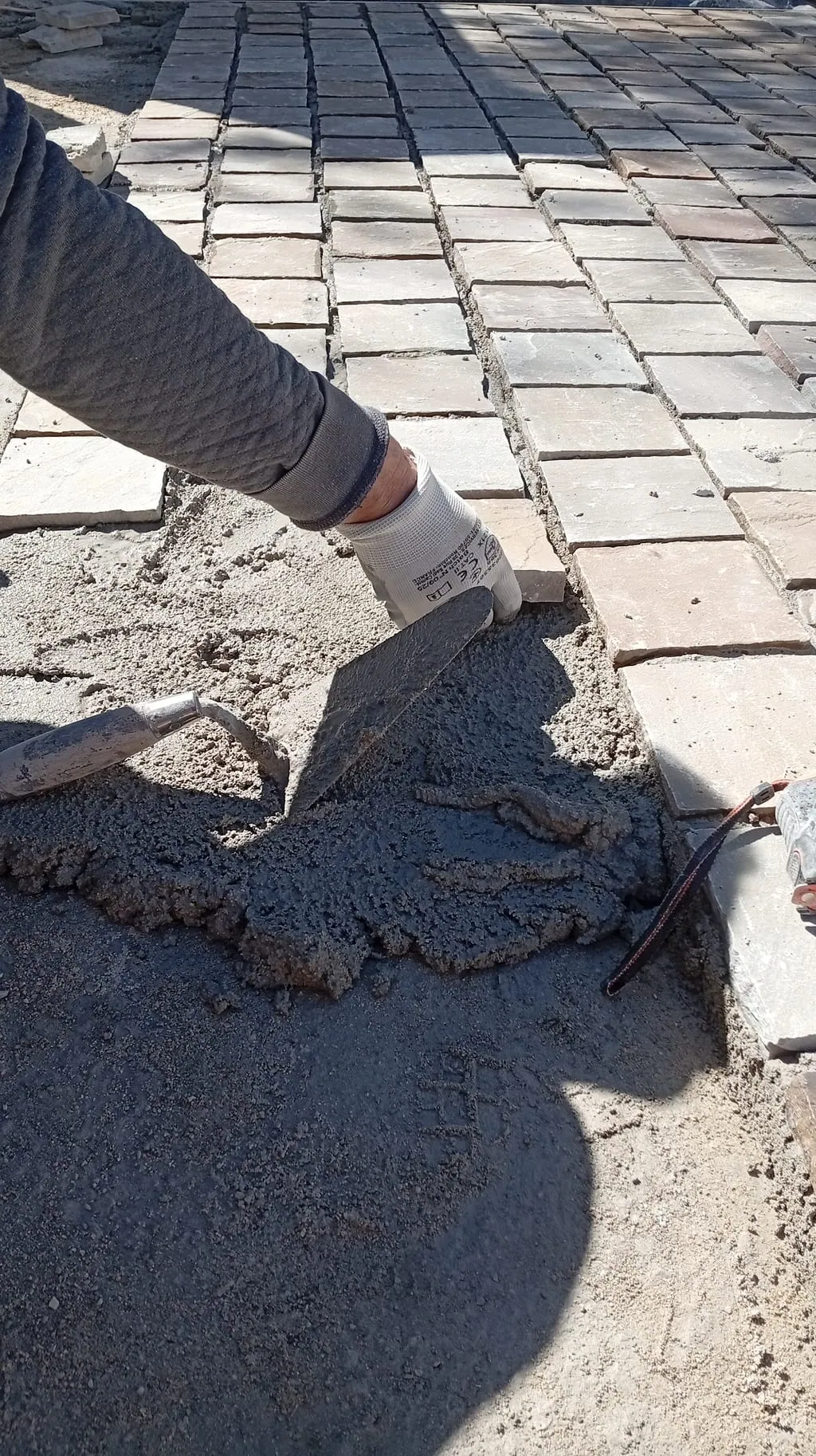 Pose d'une allée pavée sur notre chantier de Saint-Barnabé, à Marseille