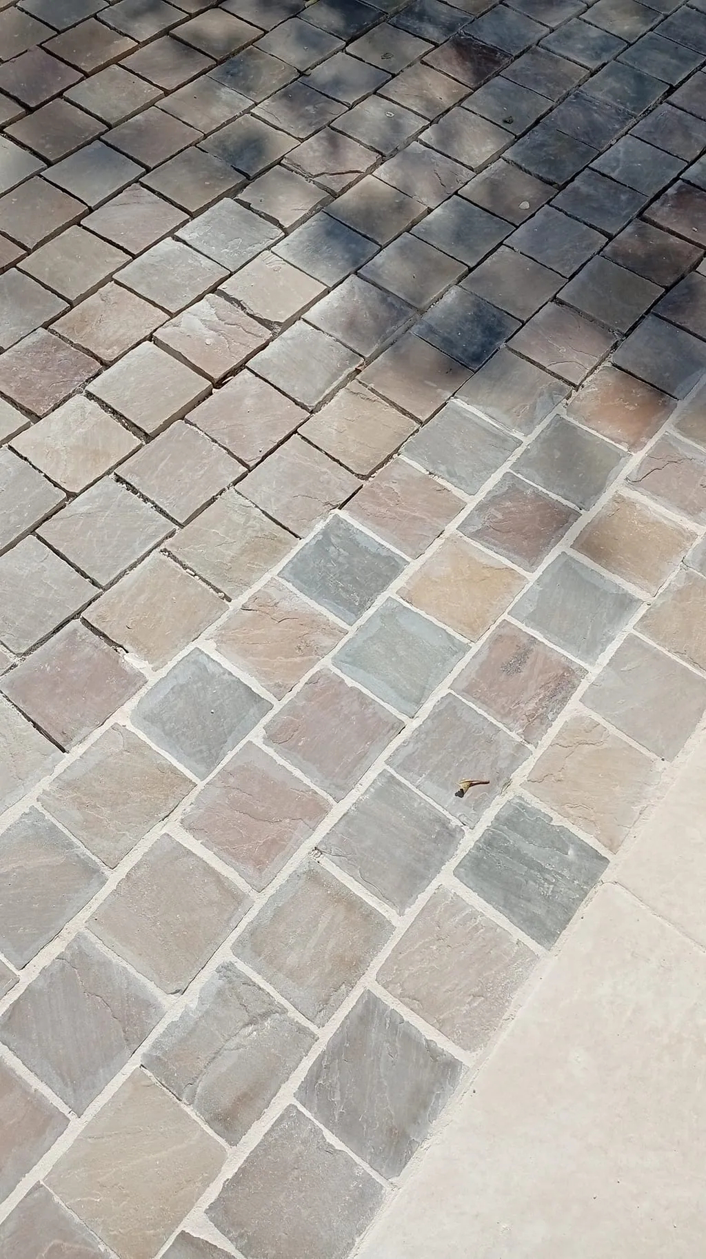 Pose d'une allée pavée sur notre chantier de Saint-Barnabé, à Marseille