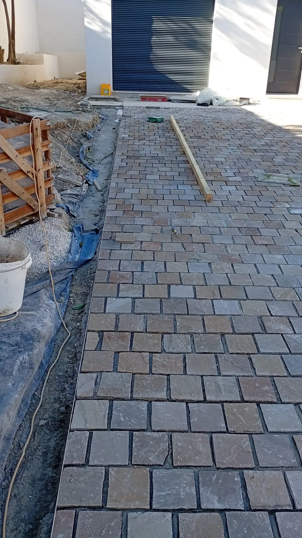 Pose d'une allée pavée sur notre chantier de Saint-Barnabé, à Marseille
